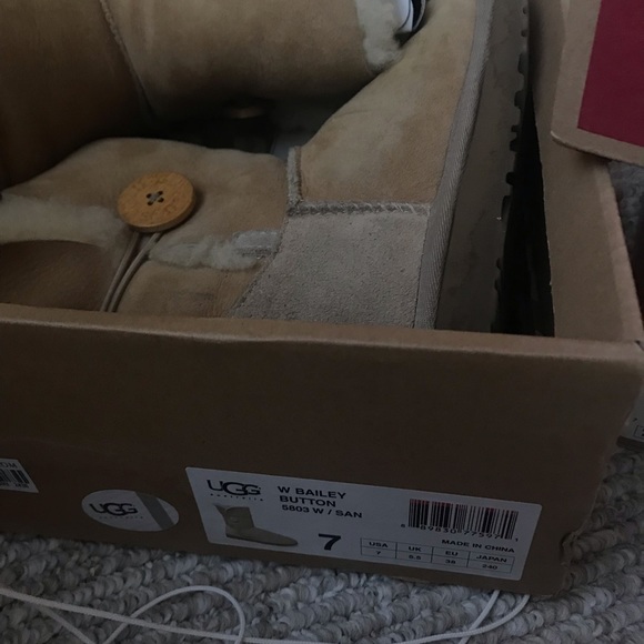 Uggs Boots. Bailey Button. 7 US. - Picture 7 of 7